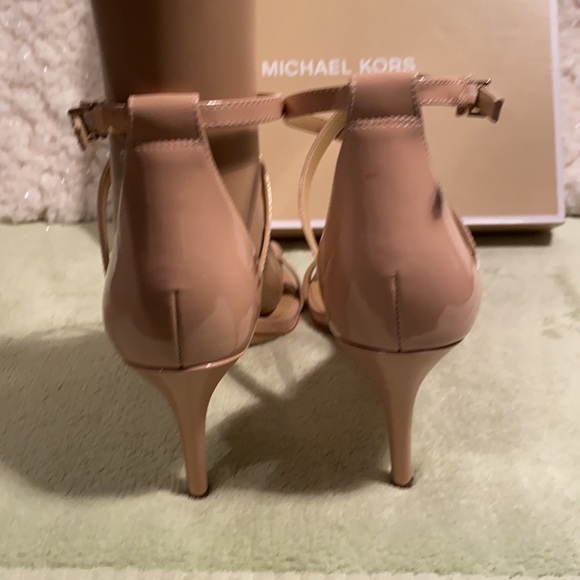 MICHEAL KORS “AVA” HEELED STRAPPY BUCKLED SANDALS - Picture 5 of 10